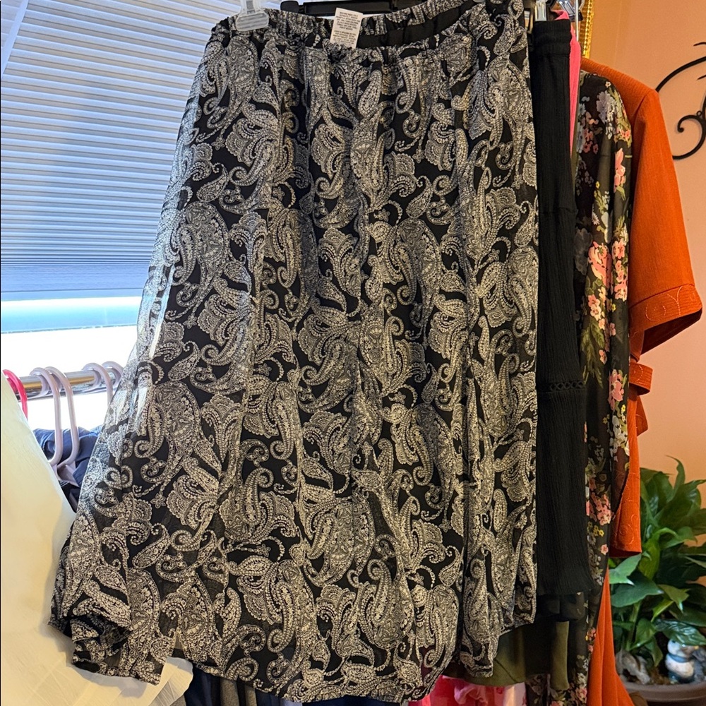 Laura Scott Black and White Paisley A-Line Skirt